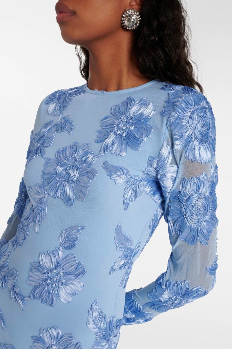 Korte elegante damesjurk met verfijnd bloemenborduurwerk, geschikt als zomerjurk of cocktailjurk.