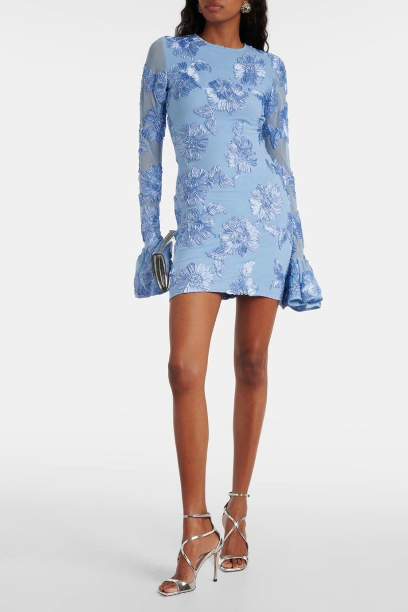 Getailleerde dames zomerjurk, mini-lengte, rijk versierd met elegant bloemenborduurwerk voor een vrouwelijke uitstraling.