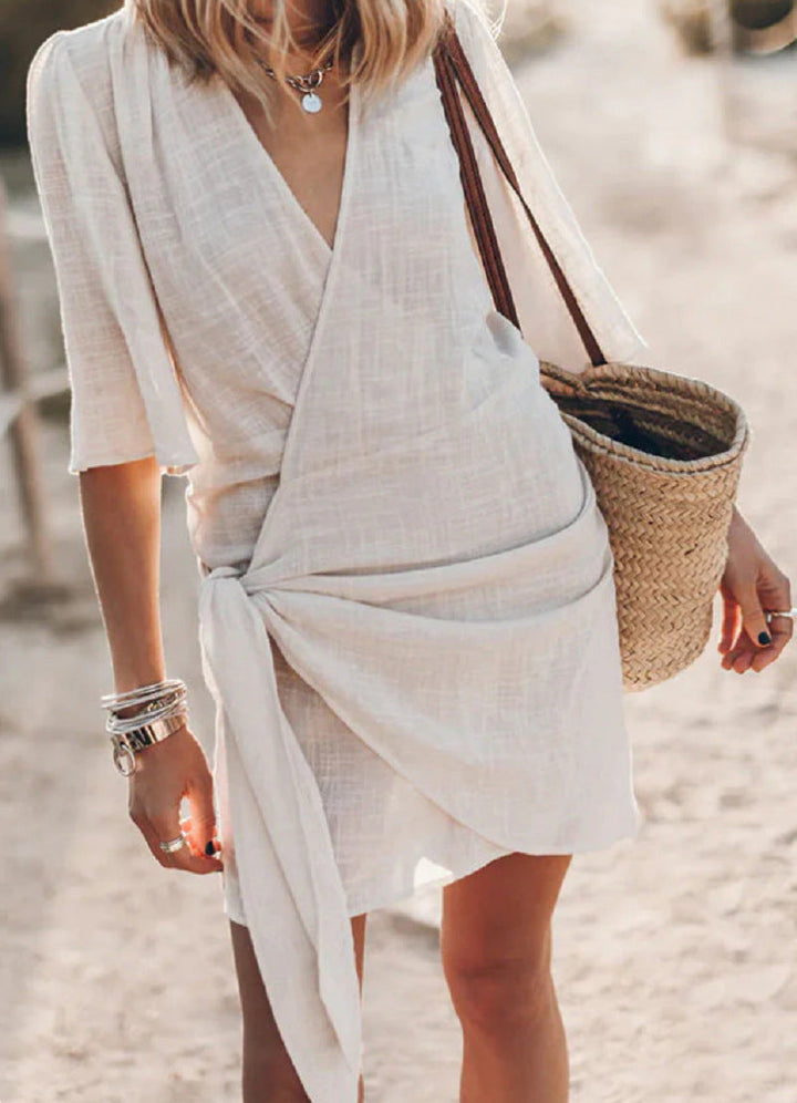 Dames mini zomerjurk met geknoopte wikkelstijl, perfect voor lente en zomerse dagen.