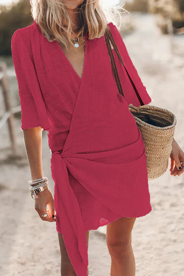 Modieuze casual jurk voor dames, wikkelstijl met halflange mouwen en knoopdetail.