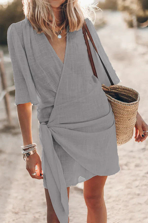 Zomerjurk met geknoopt detail, halflange mouwen en comfortabele stof voor vrouwenkleding.