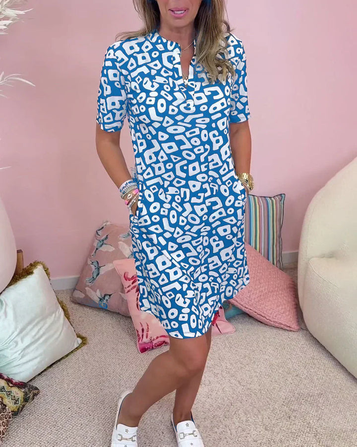 Dames mini zomerjurk met geometrisch patroon, V-hals en korte mouwen. Comfortabel en modieus.
