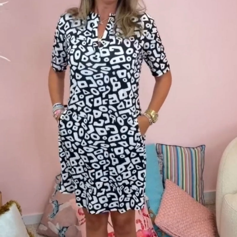 Trendy mini zomerjurk voor dames met levendig patroon, ideaal als casual of strandjurk.