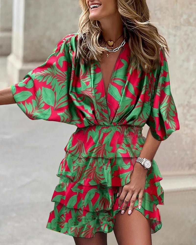 Elegante dames mini jurk met elastische taille en levendige print, ideaal voor zomerse casual dagen.