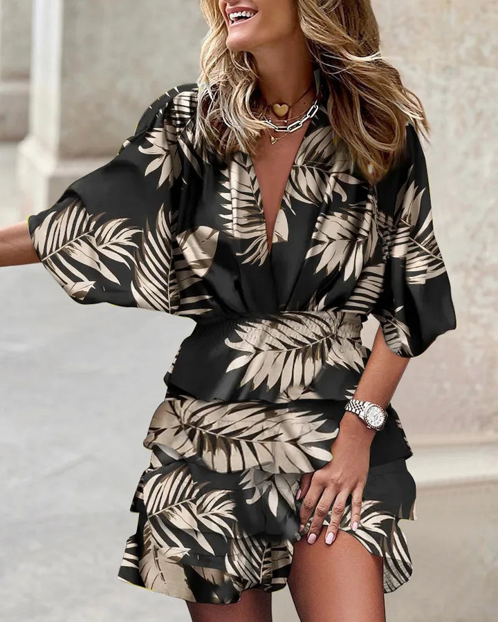 Vrouwelijke mini jurk voor dames met speelse print en elastische taille, creëert een perfecte zomerse look.