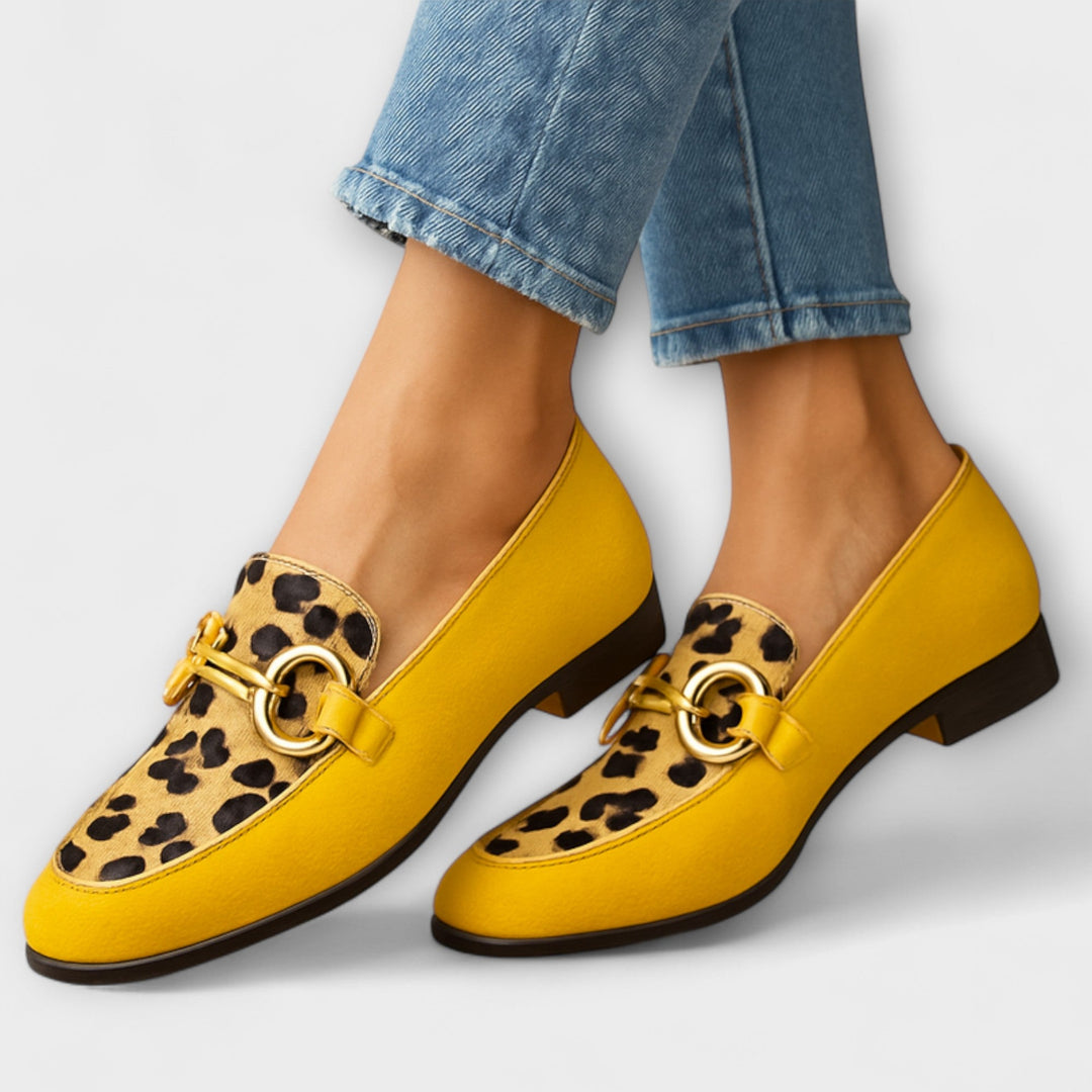 Dames mocassins Nairobi met stijlvolle dierenprint en elegant metalen detail. Comfortabele loafers voor elke gelegenheid.
