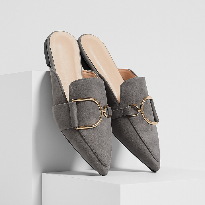 Dames muiltjes met spitse neus en chique D-ring gesp, perfect voor elegante gelegenheden en dagelijks comfort.