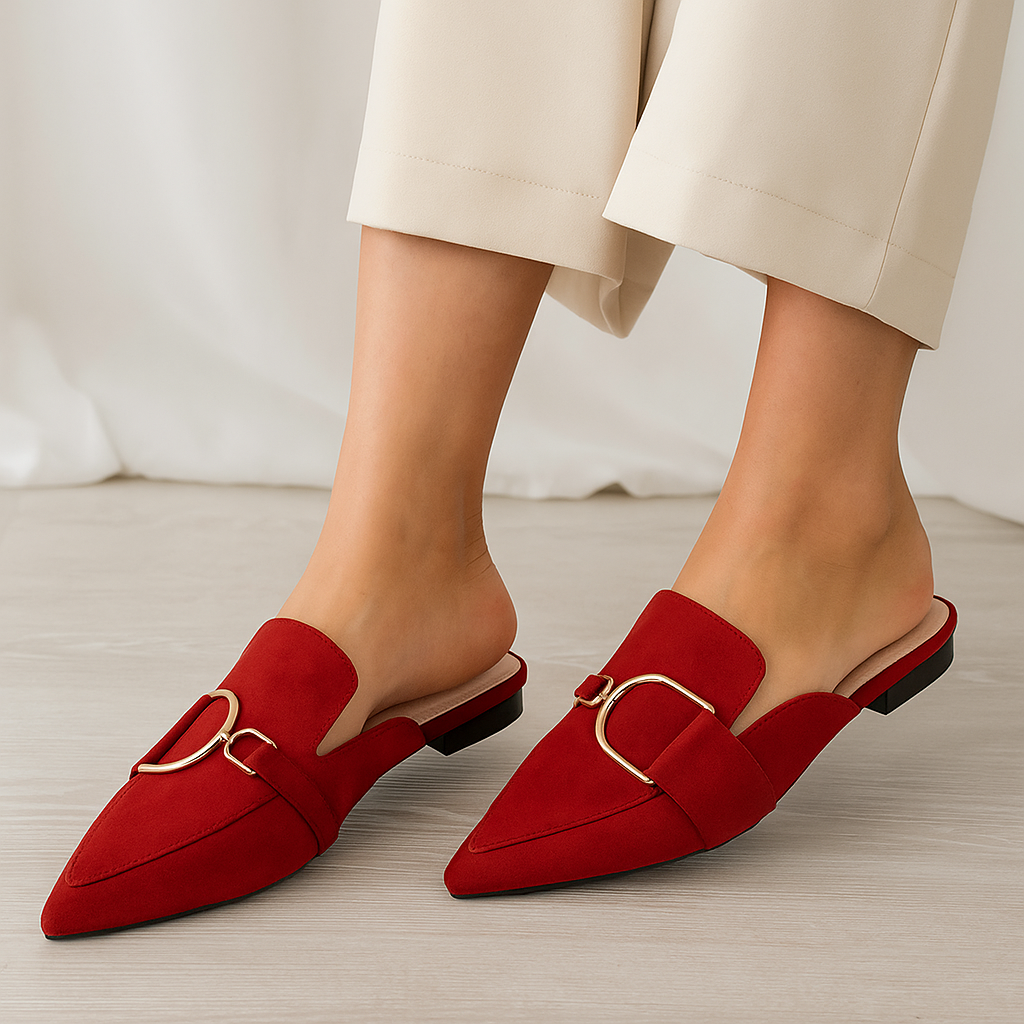 Close-up van de stijlvolle D-ring gesp op een elegant slip-on dames muiltje met spitse neus.
