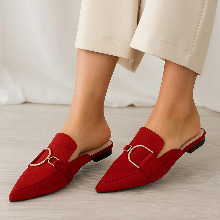 Close-up van de stijlvolle D-ring gesp op een elegant slip-on dames muiltje met spitse neus.