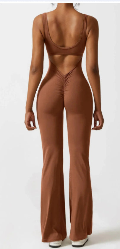 Dames activewear: comfortabele naadloze jumpsuit met elegante holle patronen.