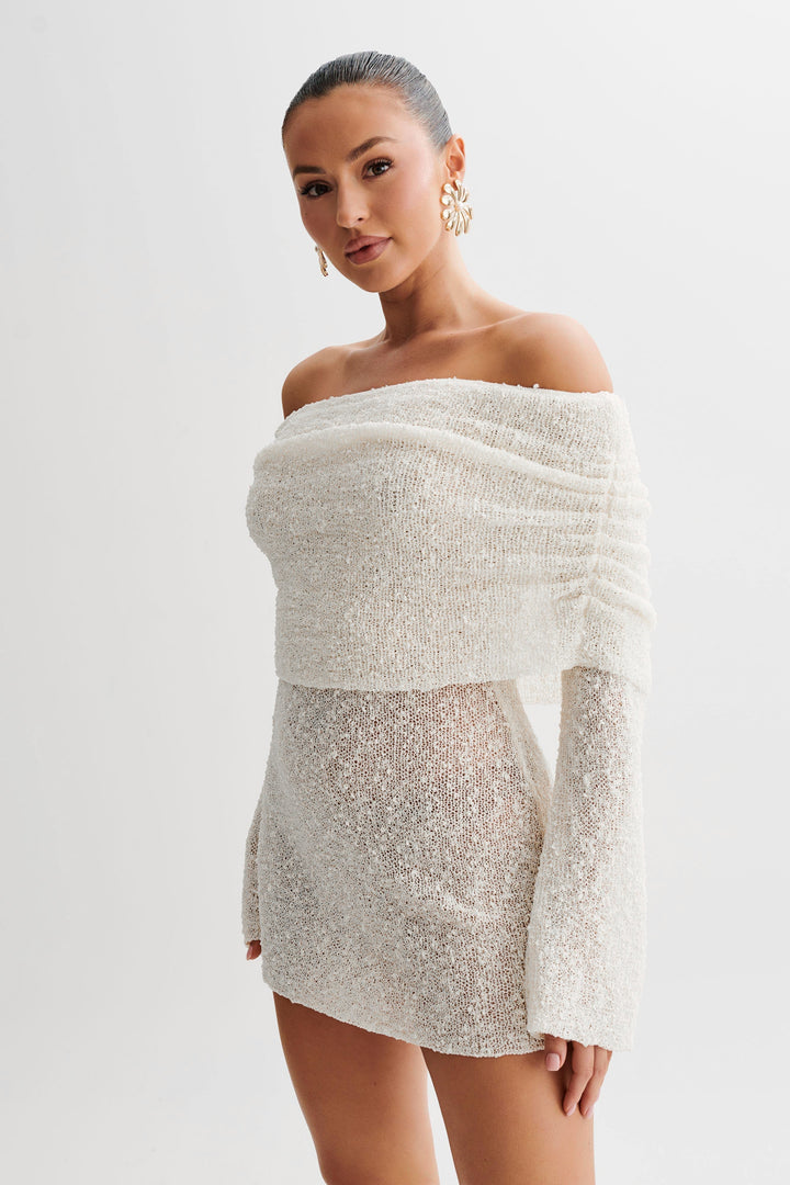 Dames off-shoulder mini jurk, stijlvol gebreid in trendy design. Perfect voor zomer en feestelijke gelegenheden.