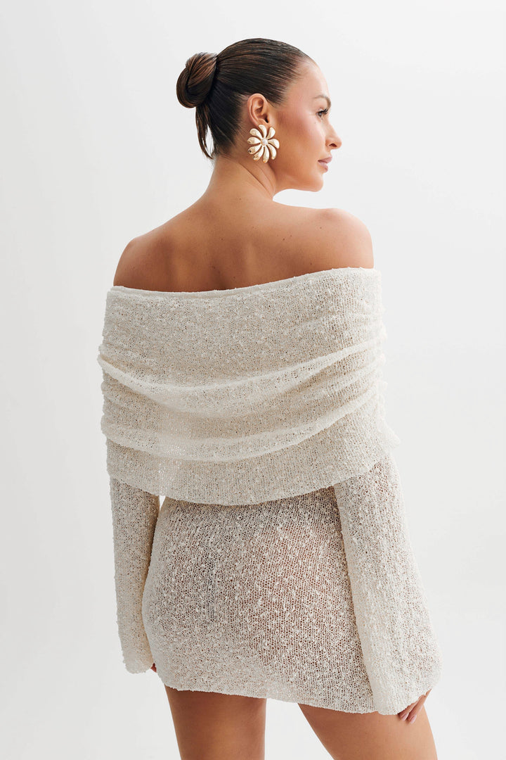 Witte gebreide off-shoulder mini jurk voor dames, elegant en trendy. Ideaal als zomerjurk of strandkleding.