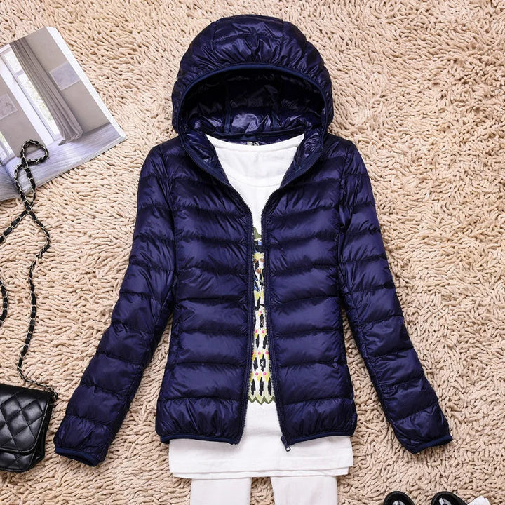 Warm opvouwbaar dames winterjack, met capuchon, ideaal voor stijlvol reizen.