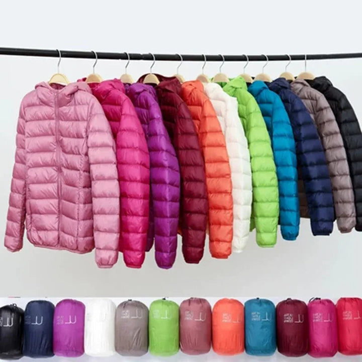 Lichtgewicht opvouwbaar dames jack met capuchon, perfect voor outdoor activiteiten.
