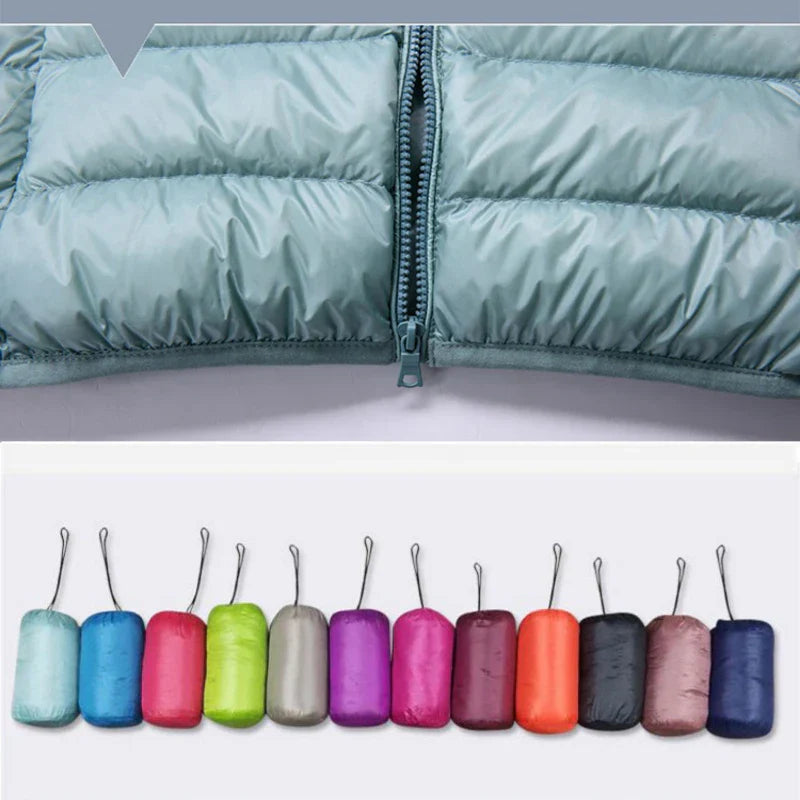 Compact opvouwbaar damesjack met capuchon en lange mouwen, ideaal voor reizen.
