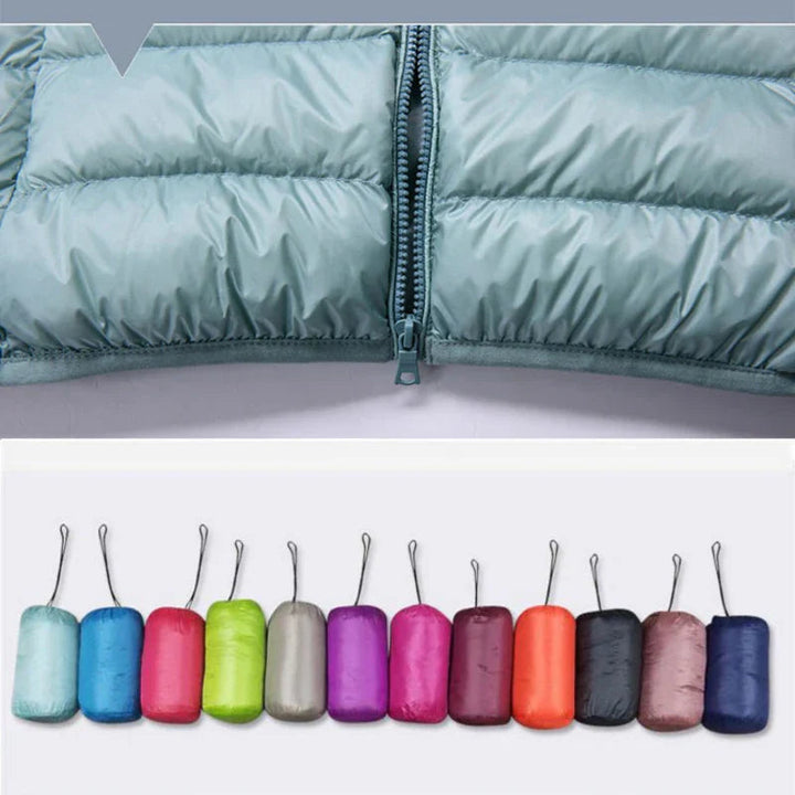 Compact opvouwbaar damesjack met capuchon en lange mouwen, ideaal voor reizen.