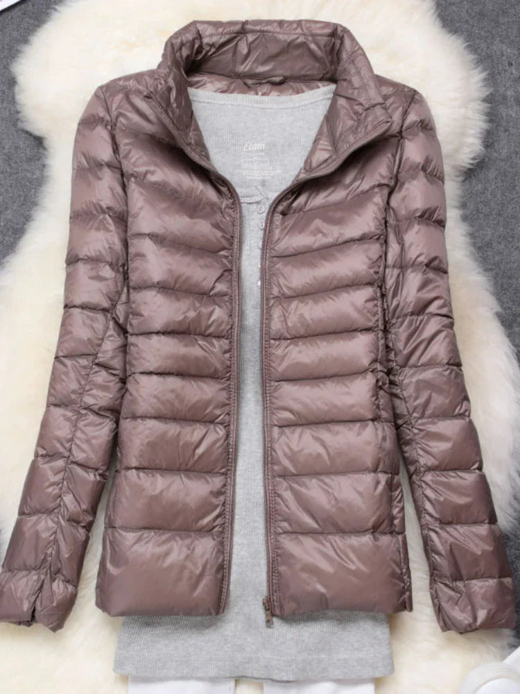 Warm dames winterjack, opvouwbaar en met capuchon voor outdoor avonturen.
