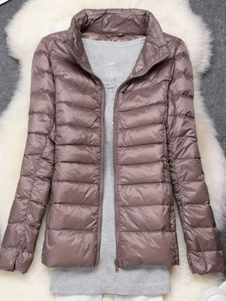 Warm dames winterjack, opvouwbaar en met capuchon voor outdoor avonturen.