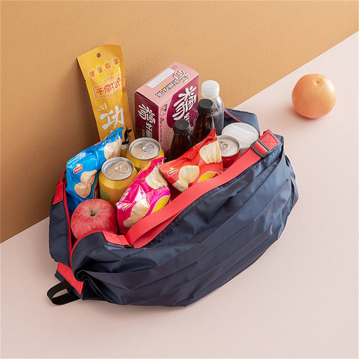 Grote capaciteit opvouwbare boodschappentas voor dames. Ruime, herbruikbare tote bag van stevig oxford stof.
