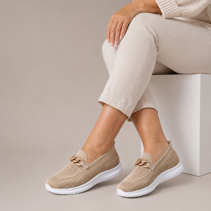 Zwarte orthopedische dames instappers met ademend comfort en ondersteuning, lichtgewicht.