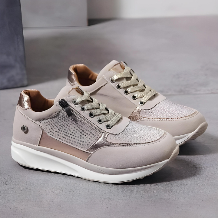 Close-up van de zool van dames orthopedische sneakers, toont voetondersteuning en grip