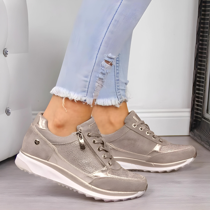 Een vrouw draagt witte orthopedische comfort sneakers, casual en sportief voor dagelijks gebruik