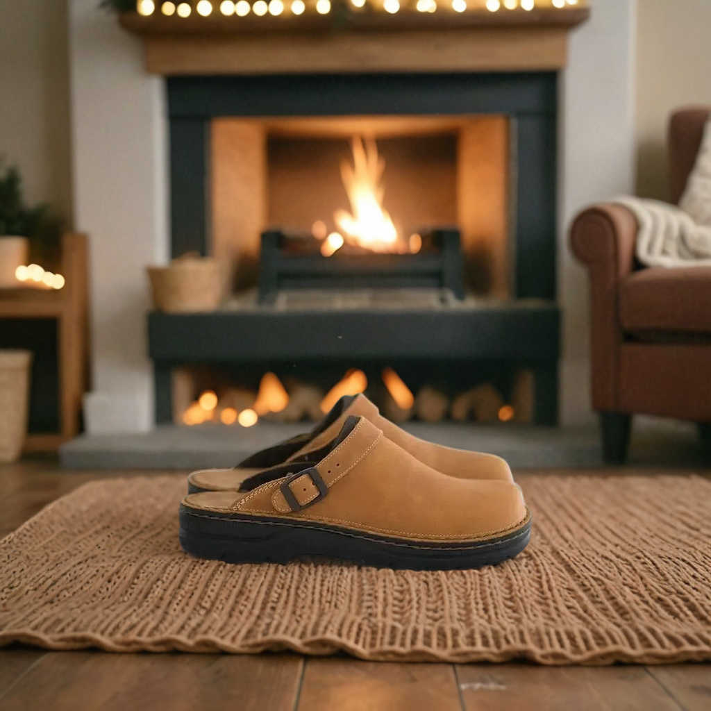 Beige leren comfort pantoffels voor dames, orthopedisch ontwerp met antislipzool, verstelbaar voor perfecte pasvorm.