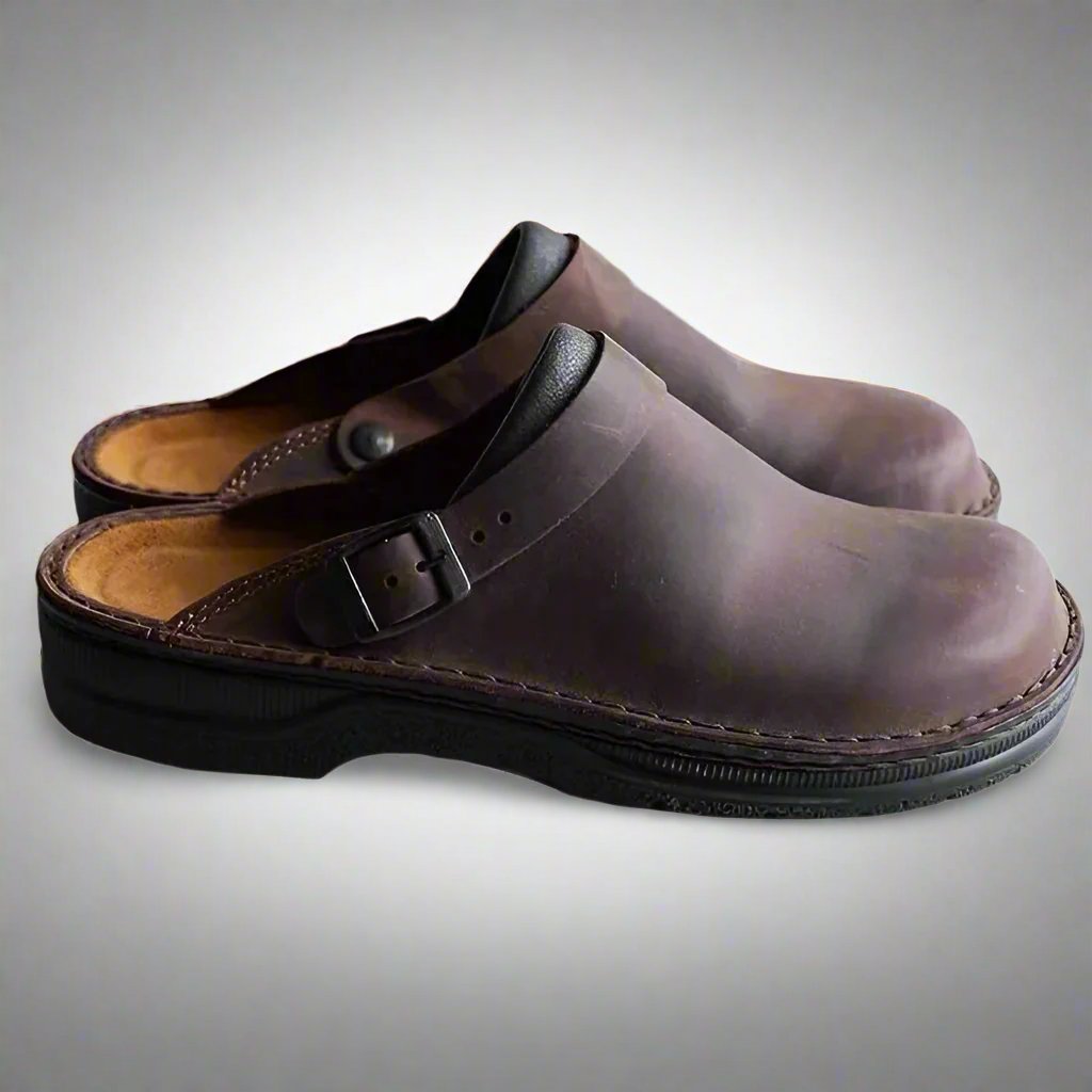 Dames comfortpantoffels van leer in beige, orthopedisch en verstelbaar, perfect voor medische ondersteuning en dagelijks gebruik.