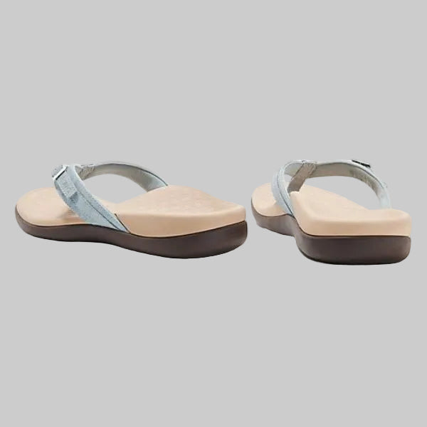 Lichtblauwe dames orthopedische sandalen met voetondersteuning; comfortabele slippers voor actieve zomerschoenen.