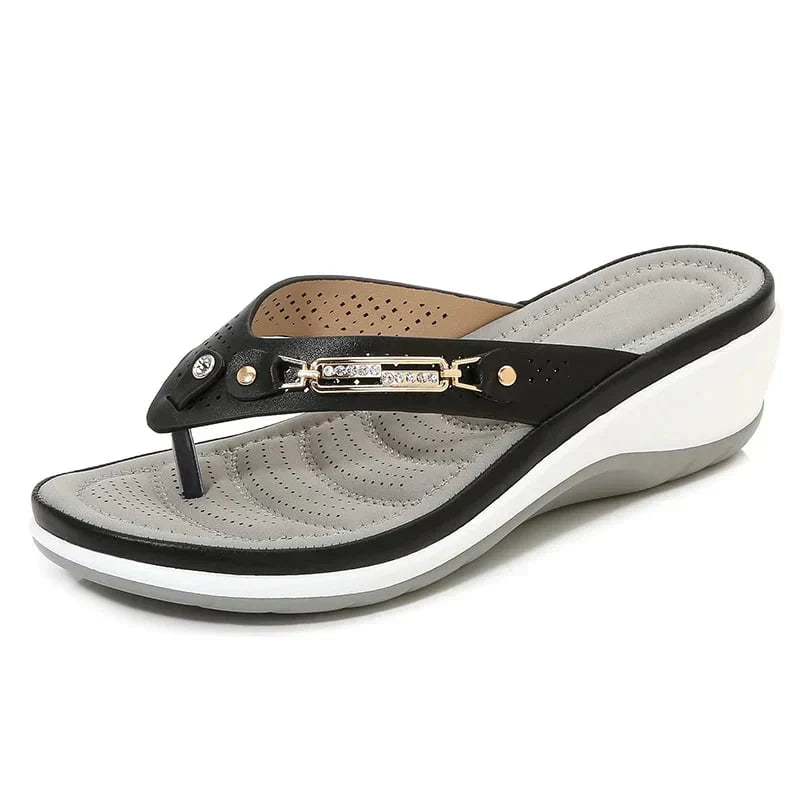 Zwarte orthopedische dames slippers Fleur, ideaal als comfortabele zomer- of strand slipper.