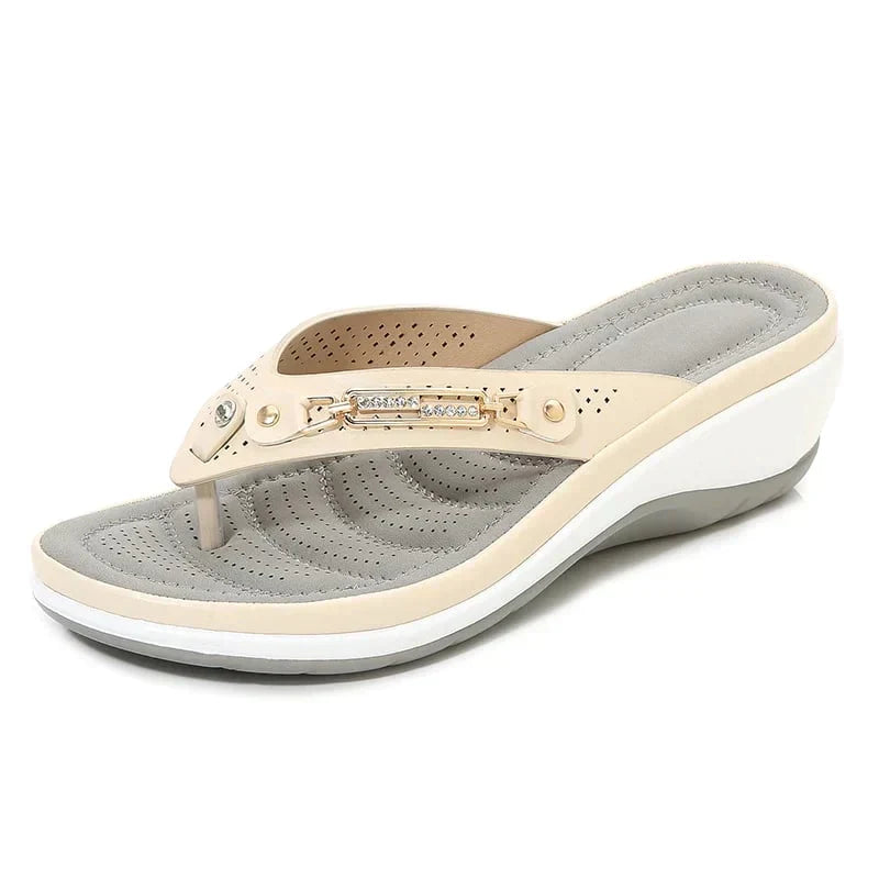 Beige lichtgewicht orthopedische dames slippers Fleur, perfect voor casual gebruik en zomerse dagen.
