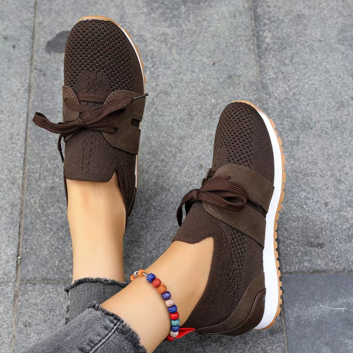 Witte orthopedische dames sneakers, perfect voor wandelen en dagelijks gebruik, met ergonomische voetsteun voor gezonde voeten.