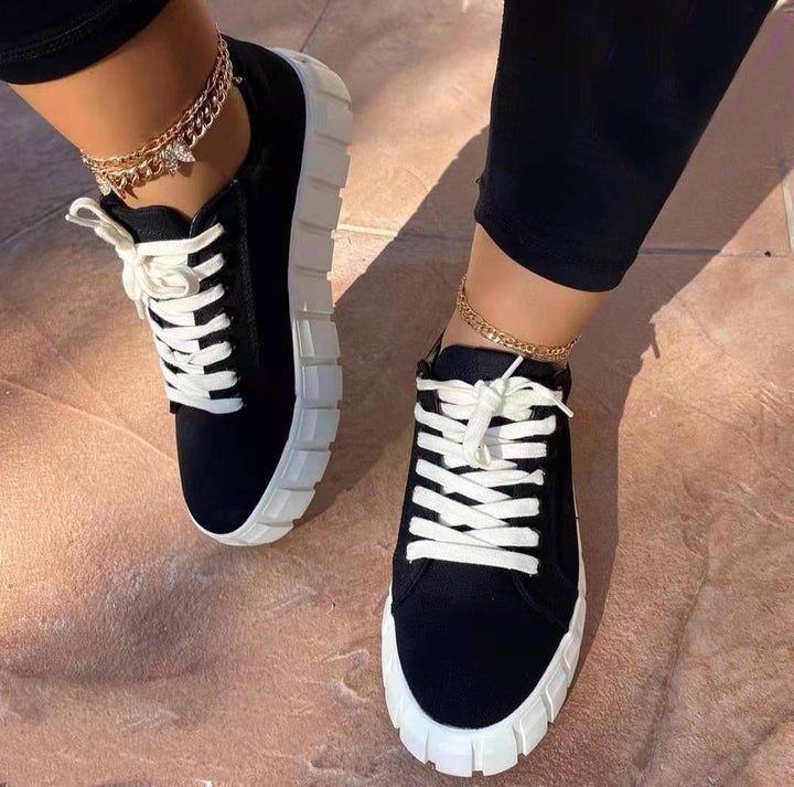 Moderne dames sportschoenen met ergonomische ondersteuning en ademend materiaal.