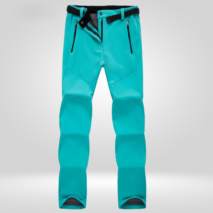 Detail van de waterdichte en ademende stof van een comfortabele dames outdoor broek, perfect voor wandelaars.