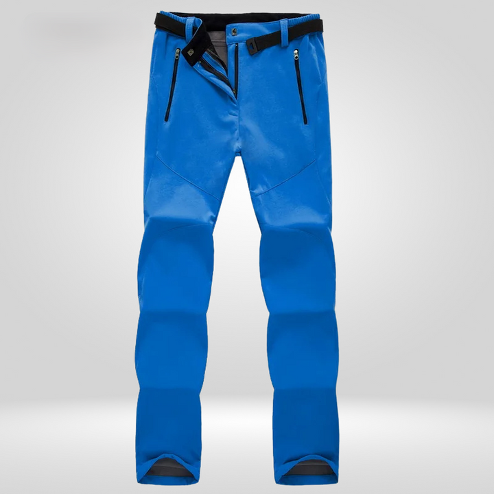 Model draagt een comfortabele, waterdichte dames wandelbroek, ademend en functioneel voor outdoor avonturen.