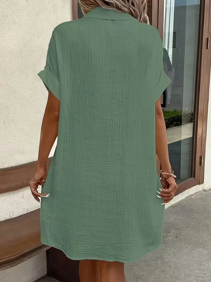 Stijlvolle dames overhemdjurk, casual doch elegant, met korte mouwen.