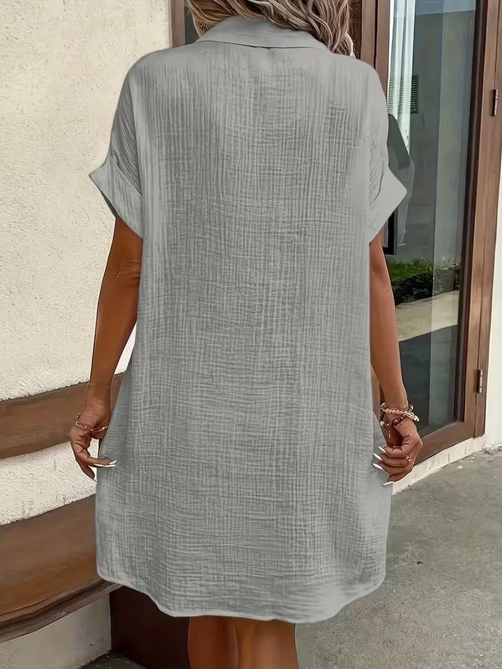 Overhemdjurk met korte mouwen, elegant en veelzijdig voor dames.