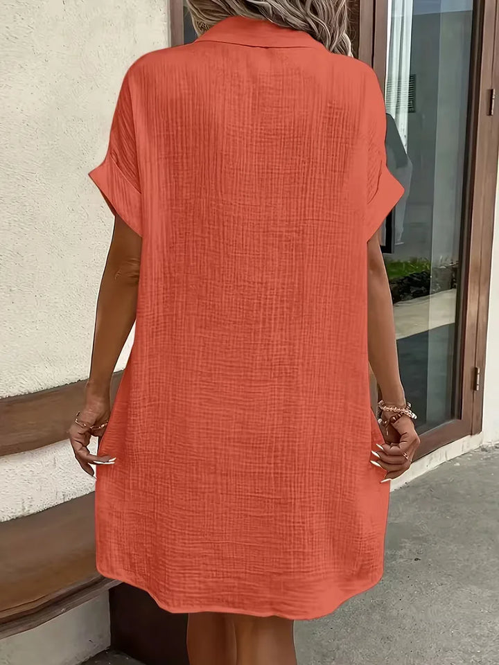 Stijlvolle overhemdjurk, casual en elegant, met korte mouwen voor dames.