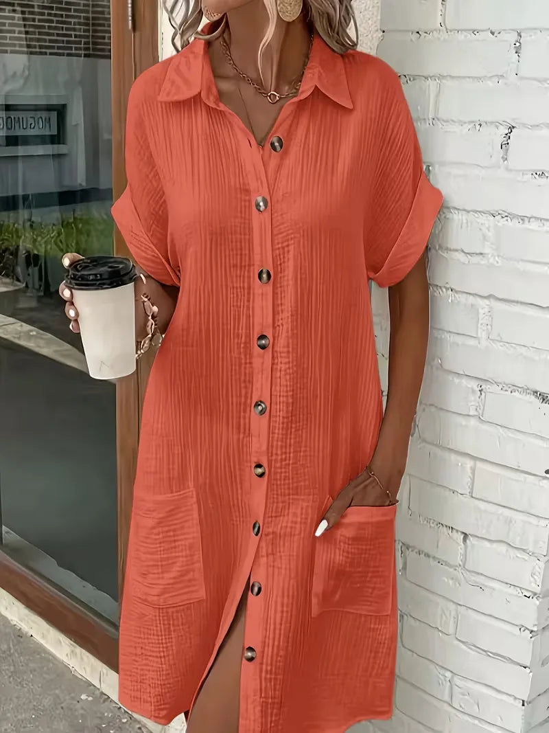 Comfortabele veelzijdige overhemdjurk voor dames, knielang en elegant.
