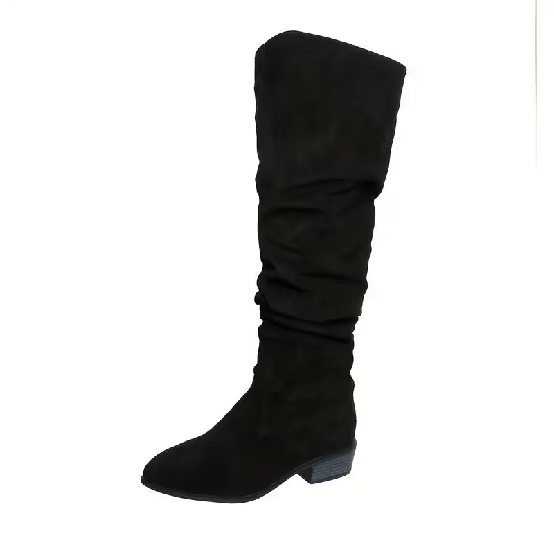 Herfst/winter damesmode: hoge laarzen, suède look, comfortabele blokhak.