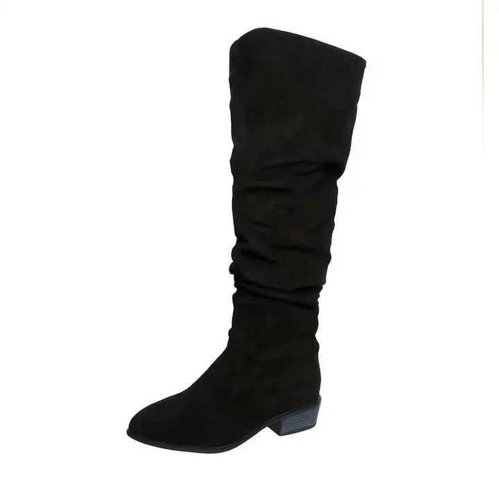 Herfst/winter damesmode: hoge laarzen, suède look, comfortabele blokhak.