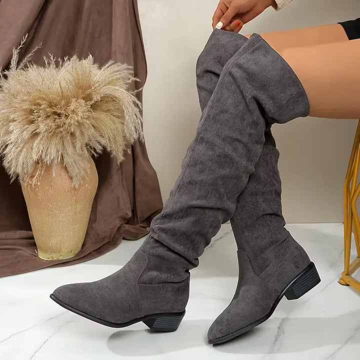 Casual dames winterlaarzen met stevige blokhak, overknee model in suède look.