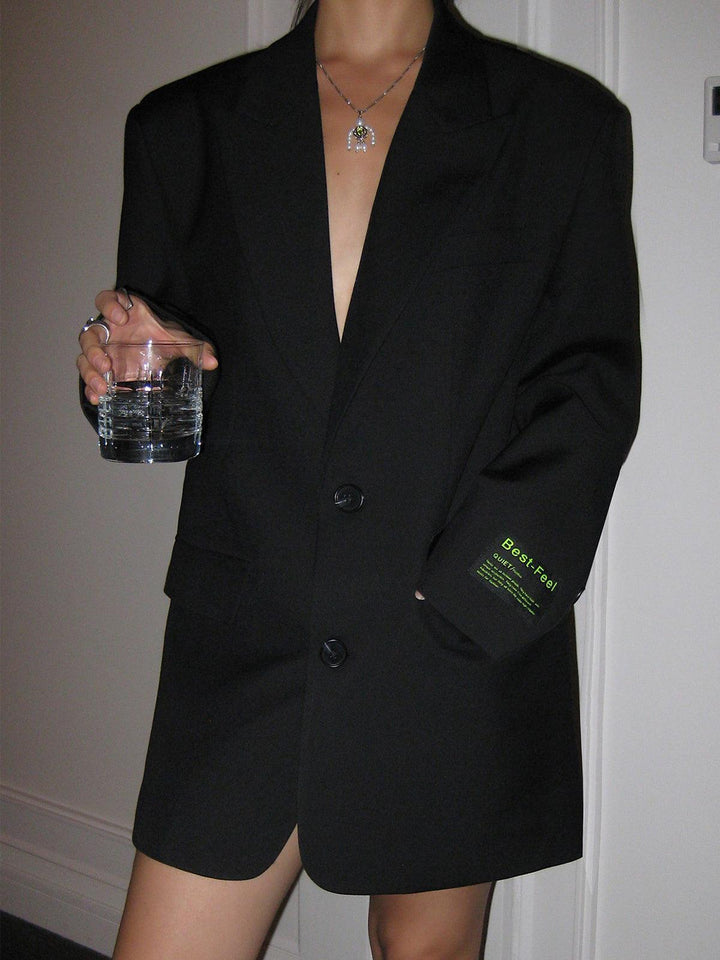 Tijdloze zwarte oversized dames blazer met elegante pasvorm en klassieke revers.