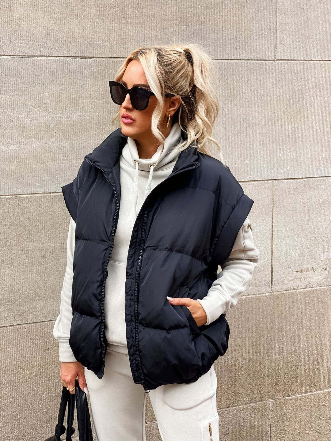 Vrouw draagt casual oversized puffer bodywarmer Cléo, ideaal voor een stijlvolle outfit met laagjes.