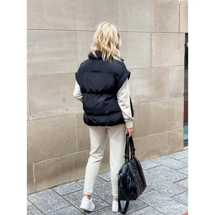 Dames oversized bodywarmer Cléo, mouwloos puffer gilet voor stijlvolle laagjes, casual herfst/winter mode.