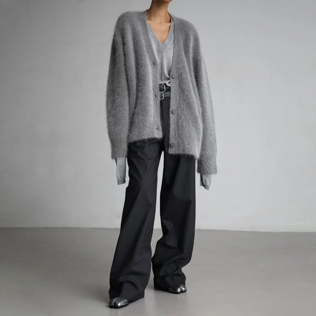 Detail van zacht gebreid oversized damesvest. Comfortabele textuur met trendy Noors patroon.