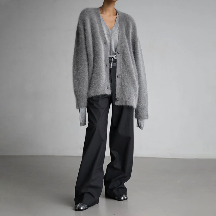 Detail van zacht gebreid oversized damesvest. Comfortabele textuur met trendy Noors patroon.