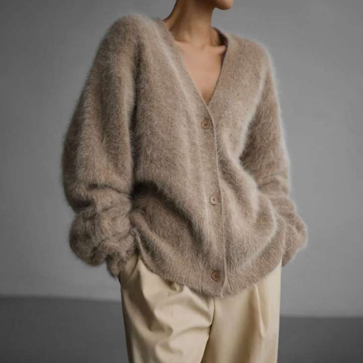 Model draagt comfortabel, casual oversized damesvest. Stijlvol voor dagelijks gebruik in herfst of winter.