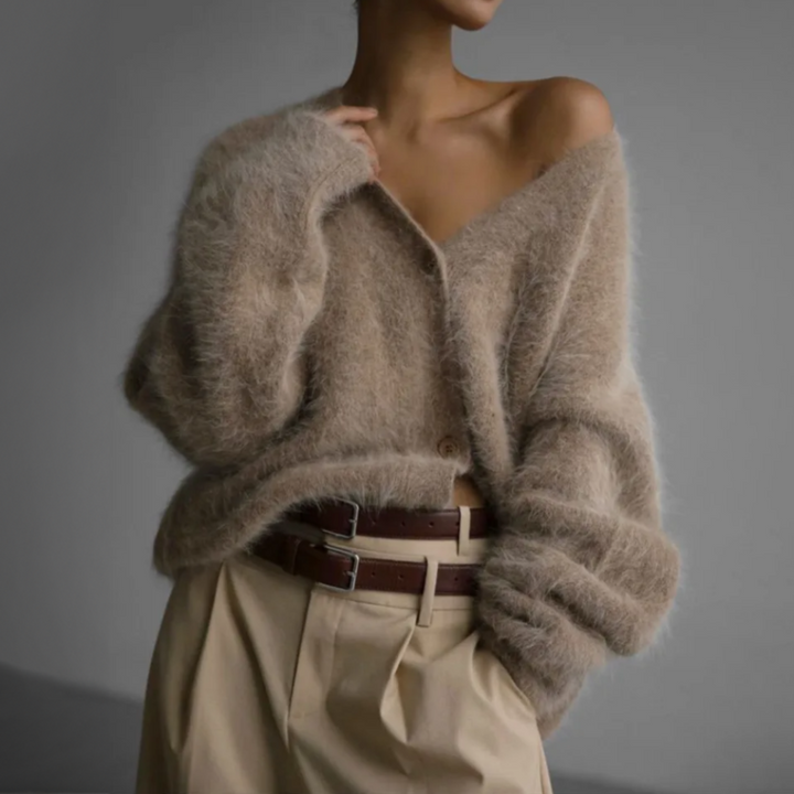 Ruime pasvorm van trendy oversized gebreid damesvest. Stijlvol en comfortabel voor herfst/winter.