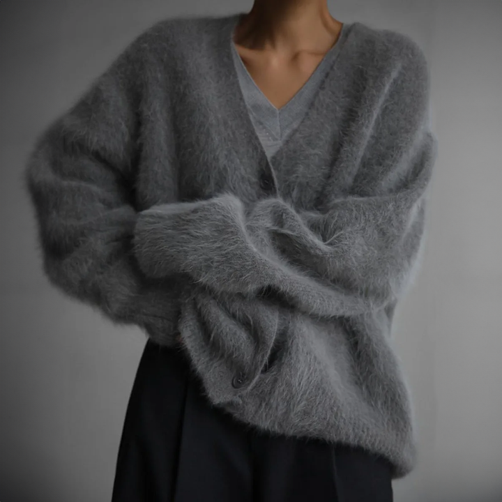 Close-up van de kraag en mouwen van een comfortabel, gebreid oversized damesvest. Trendy Noorse stijl.